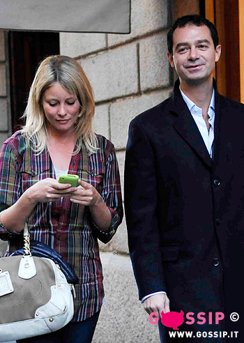 Vento, a spasso con un uomo per Milano: foto