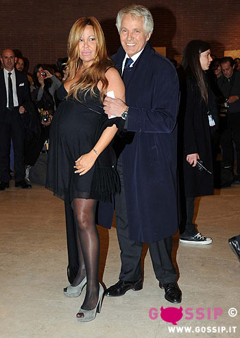 Vera Gemma col pancione sotto ai flash: foto