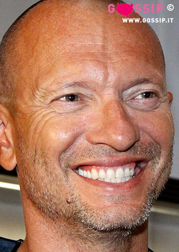 Antonacci, a nudo a 47 anni