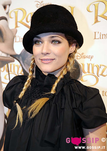 Laura Chiatti con le treccine sul red carpet: foto