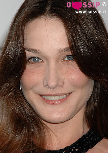 Carla Bruni: 'Pregate per me. Voglio un figlio'