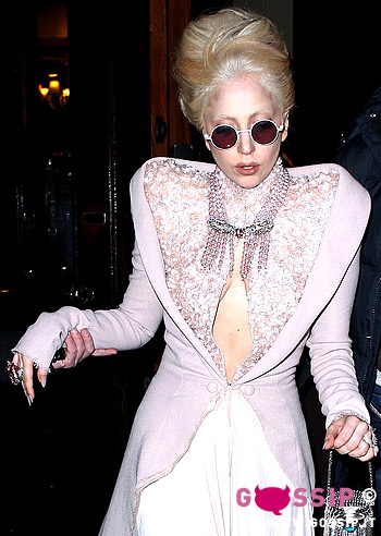 E Lady Gaga va fuori di seno... le foto