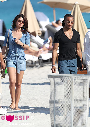 Davids, effusioni bollenti sulla spiaggia: foto