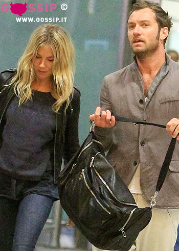 Jude e Sienna tornano dalle vacanze: foto Jude e Sienna tornano dalle vacanze: foto