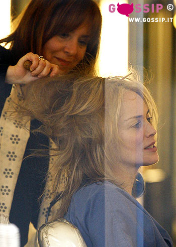 Sharon Stone dal parrucchiere: le foto