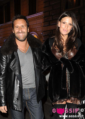 Claudia Galanti e Arnaux, amore al bacio: foto