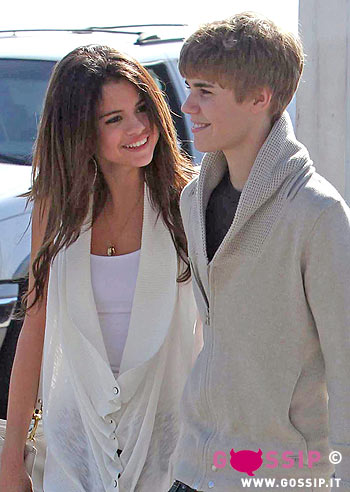 Bieber e la Gomez teneri a Santa Monica: foto Bieber e la Gomez teneri a Santa Monica: foto