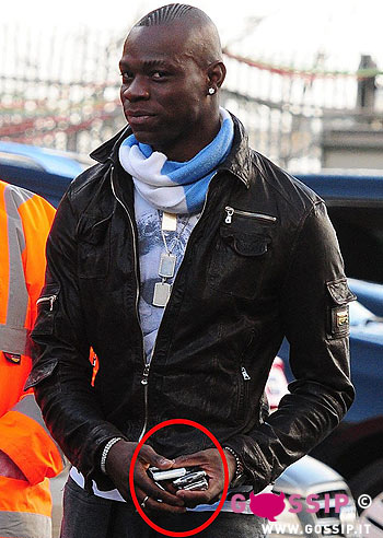 Tre cellulari per Balotelli: le foto