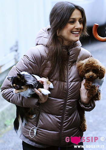 Rosita Celentano protegge i cani dalla pioggia: foto
