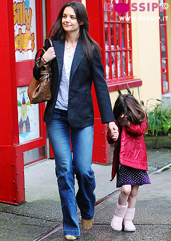 Dopo Milano, Katie Holmes torna dalla figlia: foto