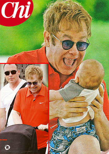 Elton alle Hawaii col bimbo e il marito
