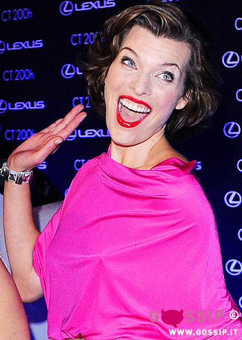 Milla Jovovich euforica a Varsavia: le foto