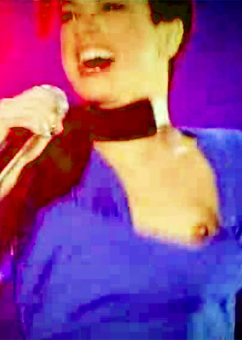 Dolcenera "fuori di seno" in tv