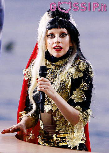 Lady Gaga, eccentrica anche a Cannes