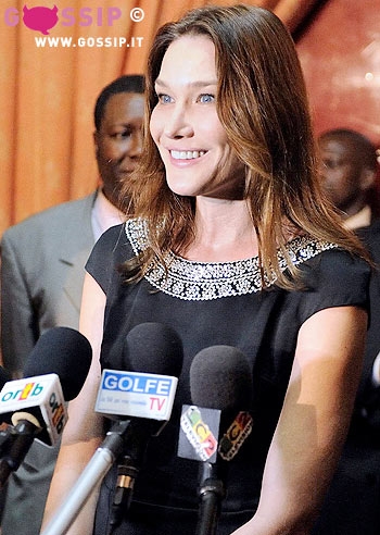 Carla Bruni è incinta. Parola di suocero