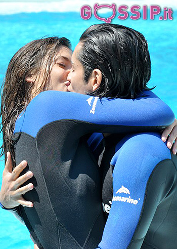 Margherita e Andrea: prima della convivenza, un tuffo coi delfini...