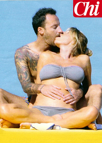 Alessia Marcuzzi, con Francesco Facchinetti coccole sotto il sole