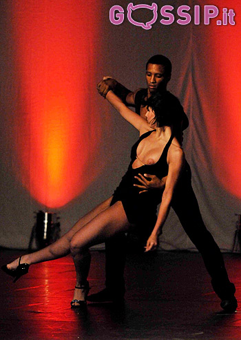 Giulia Pauselli va fuori di seno