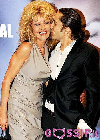 Eva Grimaldi, baci pubblici con il suo Simone