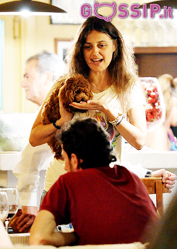 Rosita Celentano a cena con il fidanzato. Ma i baci sono per il cane...