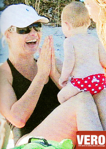 Anna Falchi, a Porto Cervo da mamma