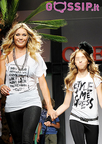 Casalegno in passerella con la figlia Swami: le foto