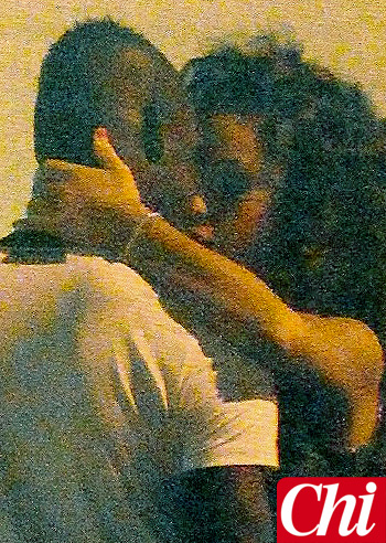 Baci "napoletani" per Raffaella Fico e Mario Balotelli