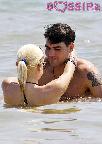 Nando Colelli e Nicole Limonta, innamorati al mare