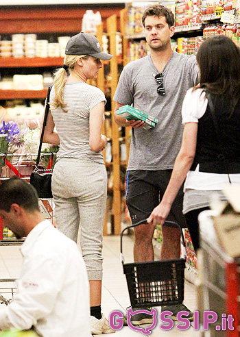 Joshua e Diane al supermarket in tuta