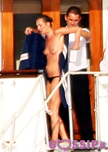 Kate Moss, topless in altomare!