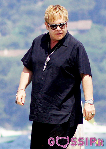 Elton John in vacanza a Saint Tropez con figlio e marito