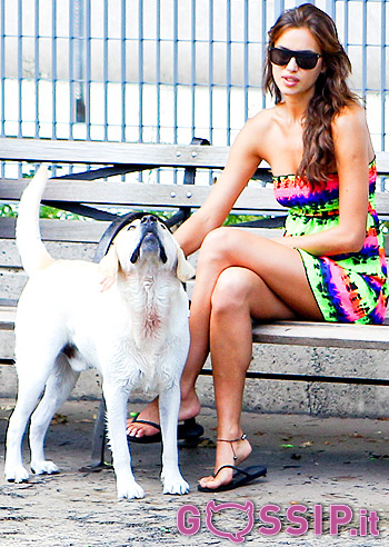 Irina Shayk raccoglie i bisogni del cane: foto