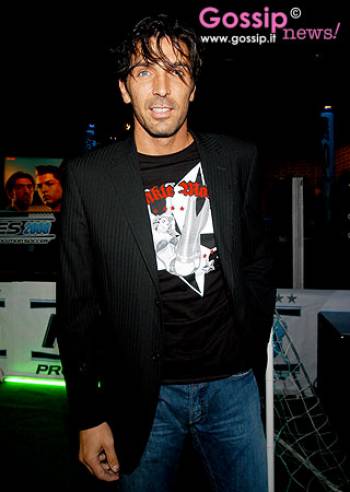 Gigi Buffon, da Alena una croce dei cristiani copti