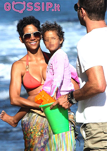 Halle Berry, mamma in bikini