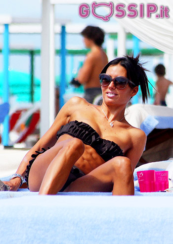 Gregoraci, tintarella a Forte de Marmi