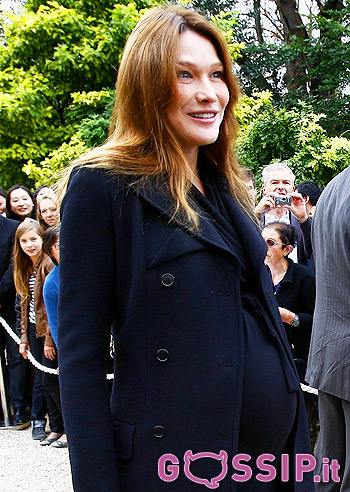 Carla Bruni, pancione all'ottavo mese: foto