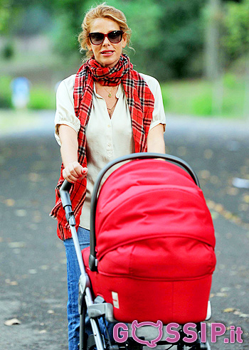 Alessia Marcuzzi, passeggiata con Mia e la mamma