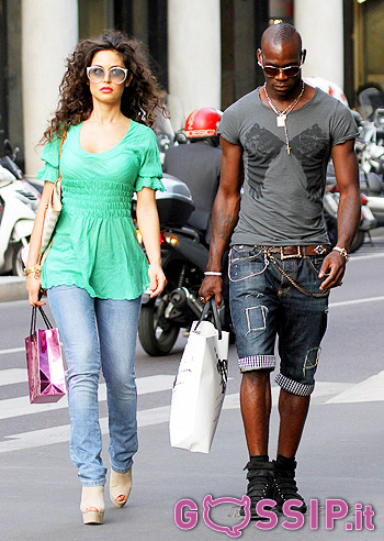 Balotelli e la Fico, shopping insieme: foto