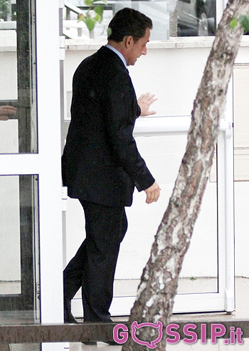 Nicolas Sarkozy si precipita in clinica