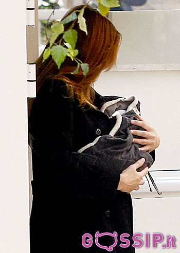 Carla Bruni torna a casa con Giulia