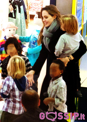 Angelina Jolie, mamma attenta con la sua tribù