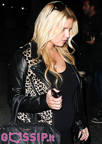 Jessica Simpson, un pancione incontenibile