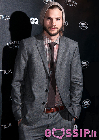 Ashton Kutcher, le mani le tiene in tasca