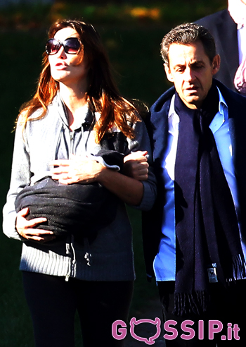 Nicolas Sarkozy e Carla Bruni a passeggio con Giulia: le foto