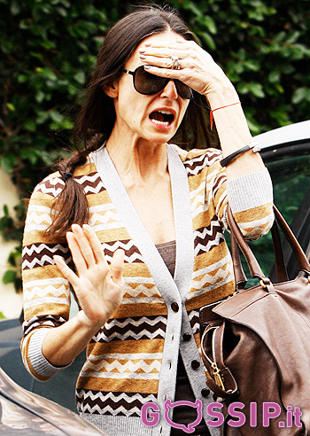 Demi Moore, sola, magra, rugosa