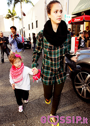 Jessica Alba, manicure e pedicure per Honor