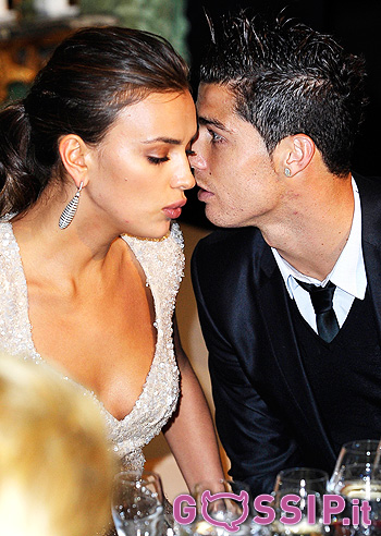 Irina e Ronaldo, baci caldi in attesa delle nozze Irina e Ronaldo, baci caldi in attesa delle nozze