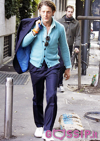 Lapo, inconfondibile anche in celeste