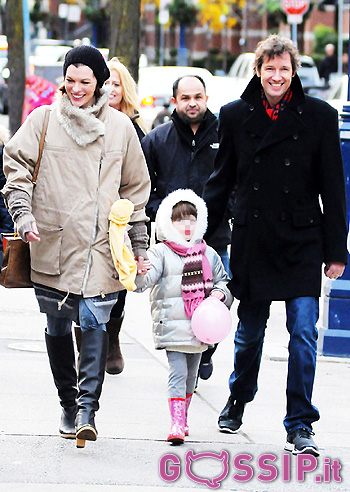 Milla, con Anderson baci prenatalizi