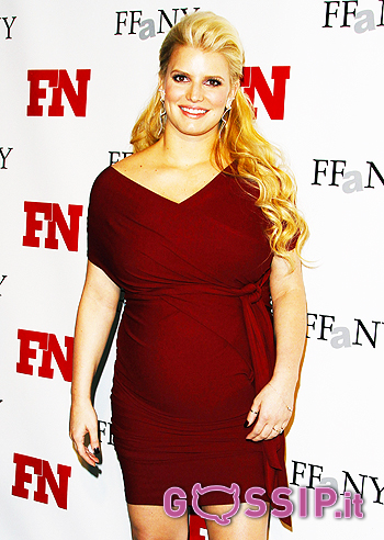 Jessica Simpson mostra il pancione: foto